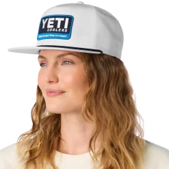 YETI Coolers® Wildly Stronger pet met platte klep en touwversiering