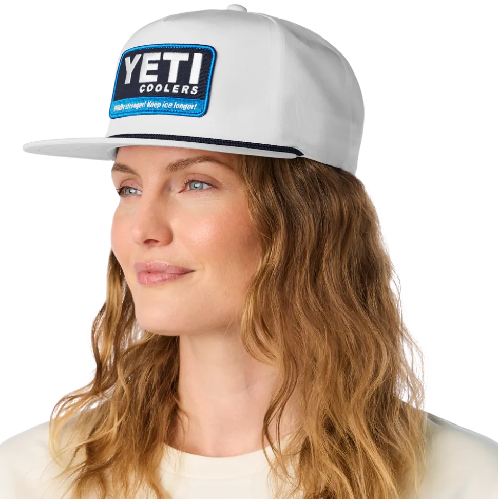YETI Coolers® Wildly Stronger pet met platte klep en touwversiering
