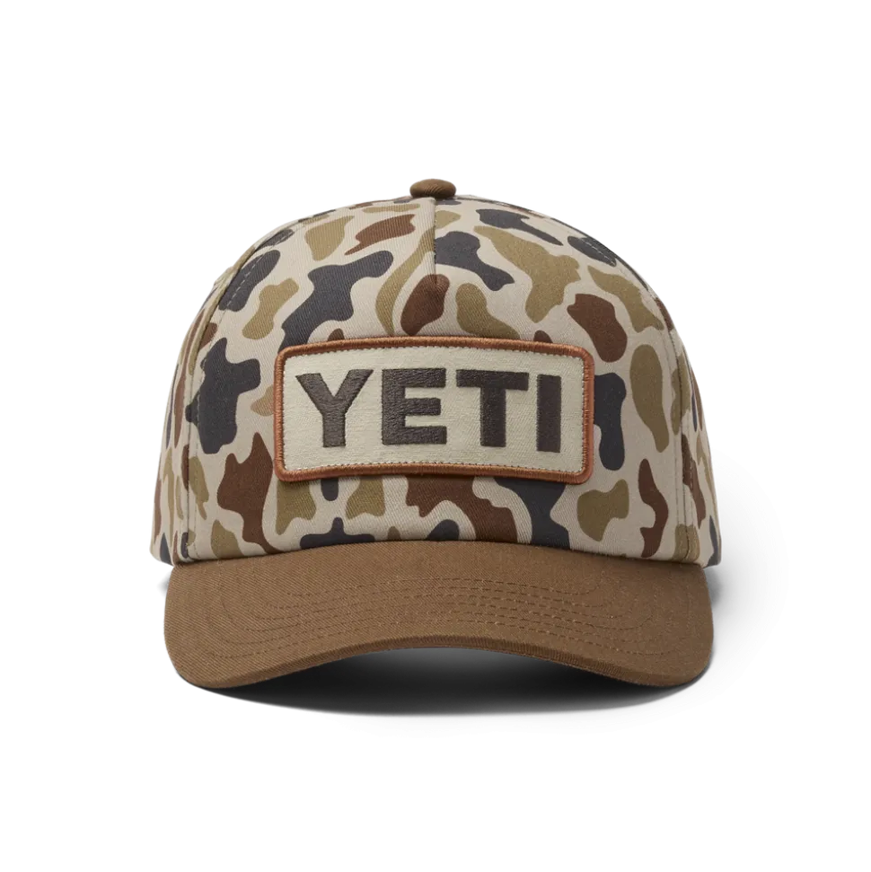 YETI® Wetlands middelhoge pet met platte klep in camouflagestijl, met logobadge