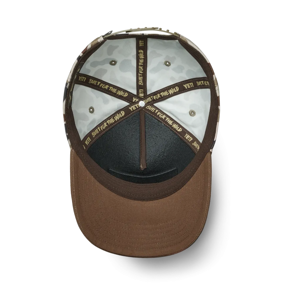 YETI® Wetlands middelhoge pet met platte klep in camouflagestijl, met logobadge